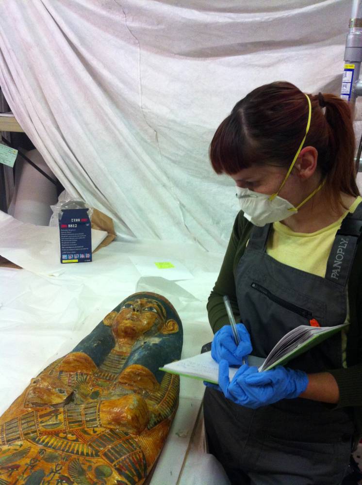 Laura Cronin, Sammlungsassistentin im Horniman Museum bei der Arbeit. Sie versöhnt eine der Mumien mit dem zugehörigen Papierkram. Photo: Helen Merrett