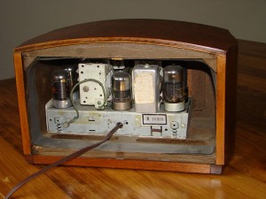 Open backside of a Philco PT-44 Transitone from 1940/41. Can you name all the materials you see?