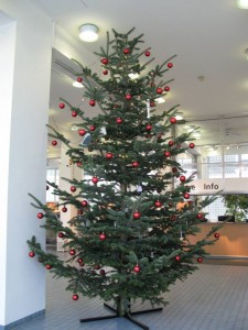 Christmas tree at the TECHNOSEUM: decorated with household appliances. TECHNOSEUM, picture by Klaus Luginsland