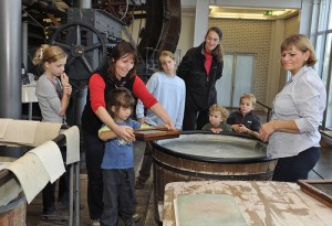 Hand papermaking at the TECHNOSEUM in Mannheim/Germany. TECHNOSEUM, picture Hans Bleh