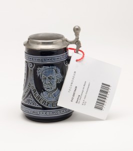 Inventory card on a “Einstein Beer Tankard,” one of about 100 examples in the collections. A special exhibit on the topic “Beer” will appear at the TECHNOSEUM in 2016. TECHNOSEUM; photo Hans Bleh