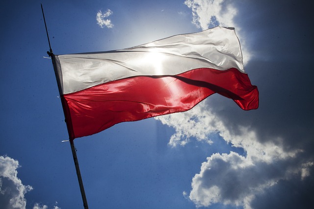 Polish flag via pixaby.com
